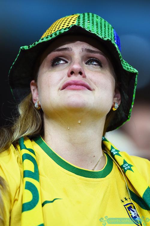 巴西球迷哭泣